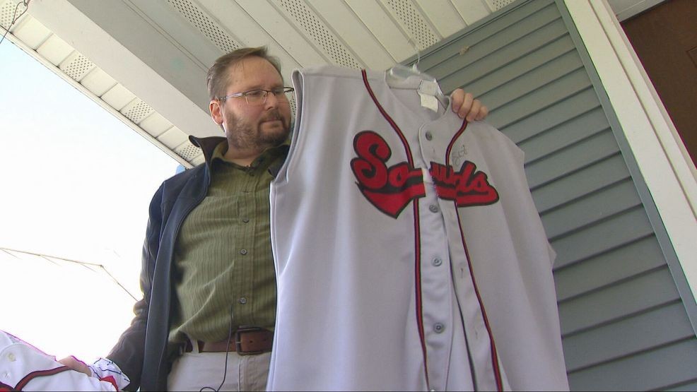 Brewers fan makes long drive from Wisconsin to Tampa Bay for Game 3 — Fox 11 Green Bay Local, Wayzata Sports news