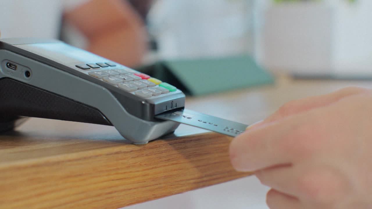 Avoiding fees when holiday shopping — Wayzata Business news